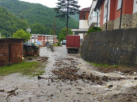 PROCJENJUJE SE ŠTETA: Bujica u Srebrenici poplavila stambenu zgradu