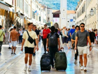 OBRAČUN S BUKOM U DUBROVNIKU: Turisti više ne smiju vući kofere, moraju ih nositi; 'Do danas je šest ugostitelja...'