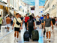 OBRAČUN S BUKOM U DUBROVNIKU: Turisti više ne smiju vući kofere, moraju ih nositi; 'Do danas je šest ugostitelja...'