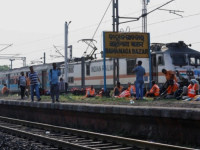 BOLNIČKI CENTRI PREPUNI: Vozovi ponovo voze poprištem tragične nesreće u Indiji