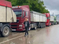 MNOGI SU ODUSTALI OD ČEKANJA: Kolone kamiona sa srbijanskom robom na Jarinju, Merdaru i Končulju