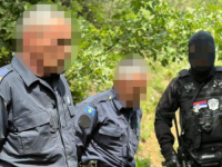 DOK KFOR POZIVA DA SE SMANJE TENZIJE: Trojici kosovskih policajaca određen pritvor