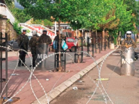 NAPETO NA KOSOVU: KFOR preuzeo kontrolu, oklopna vozila u Zvečanu, Srbi se okupljaju…