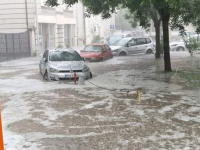 HAOTIČNE SLIKE IZ MOSTARA: Dvorište Karađoz-begove džamije pod vodom, bujica u Fejićevoj... (VIDEO)
