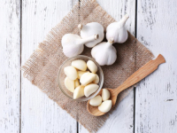 ISPROBAJTE SUPERTRIK: Znate li šta se desi ako prije spavanja ubacite bijeli luk u WC školjku?