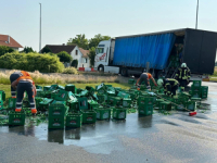 BOCE RASUTE PO CESTI, OSJEĆA SE MIRIS...: Prikolica s gajbama piva prevrnula se na cesti (VIDEO)