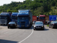 NA KOSOVU SAMO ŠTO NIJE 'PUKLO': Više od 200 kamiona iz Srbije blokiralo granični prelaz Jarinje