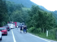 SUDJELOVALO VIŠE OSOBA: Zbog nesreće obustavljen saobraćaj na magistralnom putu Tuzla - Sarajevo