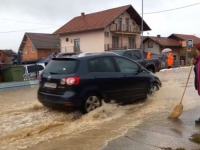 VOZAČI, OPREZ: Zbog jakih pljuskova otežano saobraćanje na ovim putnim pravcima u BiH...