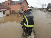 APOKALIPTIČNE SCENE U SRBIJI: Bujice nose sve pred sobom, vanredno stanje u 35 gradova, ljudi se evakuišu... (VIDEO)