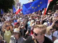 MASOVNI MITING: Pola miliona Poljaka izašlo na ulice, održani najveći protesti od pada komunizma