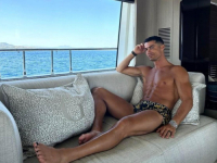 MODNA DIVERZIJA ILI NEŠTO DRUGO: Cristiano Ronaldo pozirao u debeloj hladovini, svi primjetili jedan detalj (FOTO)