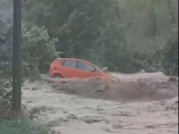NEVRIJEME U TUZLANSKOM KANTONU: Poplava u Sapni, voda prodrla u kuće, bujica odnijela automobil (VIDEO)