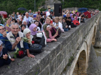 SJEĆANJE NA 3000 UBIJENIH CIVILA VIŠEGRADA: Sa ćuprije Mehmed-paše Sokolovića u Drinu spuštene ruže