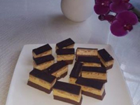 NAPRAVITE SNICKERS KOD KUĆE: Između ostalog, munchmallow kremu pomiješamo sa 300 gr kikirika putera i...