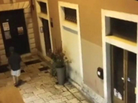 'ŠTA TO RADIŠ, ODLAZI...': Procurila snimka, žena otjerala muškarca koji urinirao ispred medžlisa u Splitu...
