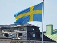 PROVOKACIJA POD POLICIJSKOM ZAŠTITOM I NA PRVI DAN KURBAN-BAJRAMA: Ispred džamije u Stockholmu spaljen Kur'an (VIDEO)