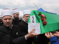 NA IDENTIFIKACIJU SE ČEKALO SKORO DVIJE DECENIJE: Klanjana dženaza za četiri žrtve zločina u Zvorniku, ukopu prisustvovale i 'Žene u crnom'