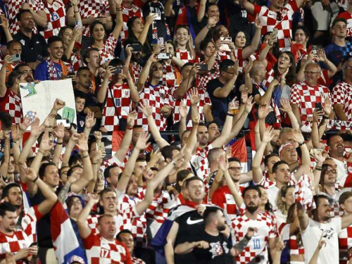 DIREKTNO SA ULICA ROTTERDAMA: Hrvatski navijači pjevaju 'Bosnom behar probeharao' (VIDEO)