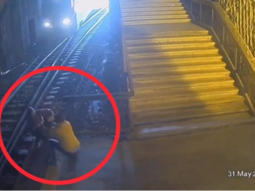 UZNEMIRUJUĆI SNIMAK: Muškarac u Beogradu u zadnji čas spasio majku i dijete od naleta voza (VIDEO)