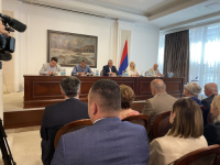 BILA JE GUŽVA PRED VLADOM RS-a: Radovan Višković zakazao sastanak, došli su ministri sa državnog i entitetskog nivoa, direktori, zastupnici......