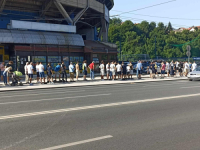 REDOVI ZA KARTE ZA SPEKTAKL NA GRBAVICI U ČETVRTAK: I danas velike gužve u Bulevaru Ivice Osima, mnogi žele do...