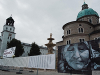 BH. DIJASPORA U SALZBURGU STOJI IZA OVOGA: Imena žrtava genocida u Srebrenici ispisana i izložena na zidu dužine 44 metra, poslali poruku domovini (FOTO)
