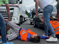 PRAVA DRAMA SE ODVIJALA NA ITALIJANSKO-AUSTRIJSKOJ GRANICI: Ekološki aktivisti blokirali autocestu, vozači nasrnuli na njih (VIDEO)