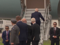 JEDNOM ĆE SE BAŠ POLOMITI: Biden se opet spotakao dok je ulazio u avion, ovo mu je već četvrti put (VIDEO)