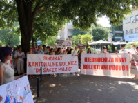 'UJEDINJENI ZA NOVI KOLEKTIVNI UGOVOR': Zdravstveni radnici u HNK traže i platu veću za 30 posto; Protestna šetnja na vrelom mostarskom asfaltu