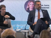 BEČKA ŠKOLA KAVELJERSTVA - ODSJEK ROGATICA: Pogledajte kako je ministar Konaković u Dubrovniku 'iskulirao'  kolegicu sa Kosova koja se mučila sa otvaranjem boce vode!