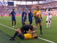 DRAMA NA VELIKOM DERBIJU: Sudija dobio udarac u glavu, doktori utrčali na teren… (VIDEO)