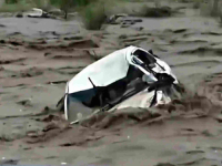 DRAMATIČAN SNIMAK IZ KINE: Tajfun potopio grad, bujica nosila auto kao da je igračka, a vozač... (VIDEO)