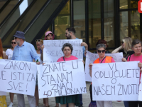 'SB' NA LICU MJESTA: Protesti ispred Parlamenta Federacije BiH - 'Zdravlje nije luksuz' (FOTO)