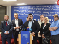DEMOKRATSKA FRONTA PRED NOVINARIMA: Press o dramatičnoj sjednici Parlamenta; Zastupnici DF u PD PS FBiH obratili su se javnosti nakon... (FOTO, VIDEO)