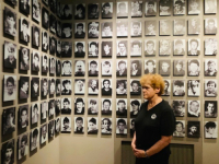 AMERIČKA HISTORIČARKA I DIPLOMATKINJA BORAVILA U SREBRENICI: 'U BiH postoji zabrinjavajući trend gdje pojedinci negiraju, iskrivljuju ili umanjuju genocid' (FOTO)