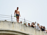 SKOK SA STAROG MOSTA BEZ APLAUZA: Građani Mostara osim ovog tradicionalnog rituala i ove godine su uzeli učešće...