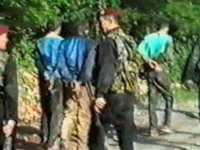 SNIMAK KOJI JE OBIŠAO SVIJET: Zloglasni 'Škorpioni' su prije 28 godina ubili šestericu Srebreničana u Trnovu, danas se okupljaju članovi porodica