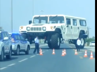 SAD JE GLAVNI U RAJI: Šeik provozao Hummer visok šest metara (VIDEO)