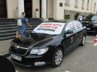 STANIVUKOVIĆ I DALJE PRAVI SHOW: Službeni automobil ispred Gradske uprave privlači poglede