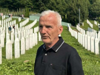 TUŽNA PRIČA IZ SREBRENICE: Učitelj Muhidin obilazi mezare svojih učenika
