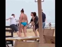 BRUTALNA TUČA ŽENA NA PLAŽI: Radile šake, muškarac završio na zemlji (VIDEO)