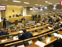 IZNENAĐENJE U PARLAMENTU FBiH: Zastupnici 'Trojke' podržali uvrštavanje na dnevni red Deklaracije SDA u kojoj se osuđuju antiustavni postupci Dodika i 'neodgovorno ponašanje Trojke'