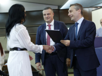 SA PARAFOM MIJATOVIĆA I DIZDARA: Potpisani ugovori za 59 početnih biznisa u povratničkim sredinama (VIDEO)