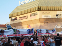 BAJA MALI KNINDŽA NA TRGU KRAJINE: Četnički simboli i slike Ratka Mladića na koncertu u Banjaluci