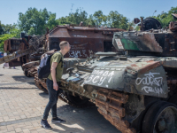 SVIJET JE POSTAO MORBIDNO MJESTO: Dok Ukrajinci ginu, 'ratni turizam' cvjeta (FOTO)
