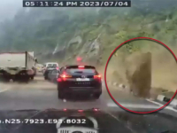 ZASTRAŠUJUĆI SNIMAK IZ INDIJE: Ogromna stijena u sekundi smrskala automobile na putu i pretvorila ih u gomilu željeza (VIDEO)