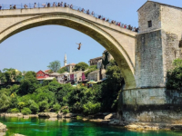 NEVJEROVATAN SNIMAK IZ MOSTARA: Skok sa Starog Mosta zamalo završio tragično (VIDEO)