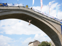 POČELI TRADICIONALNI SKOKOVI SA STAROG MOSTA: 40 takmičara se bori za laskavu titulu šampiona (FOTO)