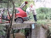 BH. JAVNOST ZGROŽENA SNIMCIMA: Žena bacila 20 vreća životinjskog otpada u rijeku (VIDEO)